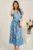 Rochie midi albastra din viscoza in clos cu flori roz si cordon in talie