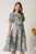 Rochie midi bleu din voal cu floricele albastre in clos cu volanase la bust