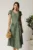 Rochie midi kaki din material fluid in clos cu trandafiri pe buzunare