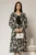 Rochie midi neagra imprimeu floral ivoire cu guler evidentiat cu volanas