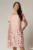 Rochie midi roz cu imprimeuri si croi drept cu buzunare