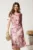Rochie midi roz cu print bej din lycra cu croi cambrat si catarama in talie