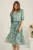 Rochie midi verde din voal in clos cu flori roz piersica si cordon in talie