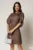 Rochie scurta maro cu fir lurex cu croi drept si maneci tip lalea