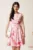 Rochie scurta roz cu flori ivory in clos cu buzunare si curea in talie